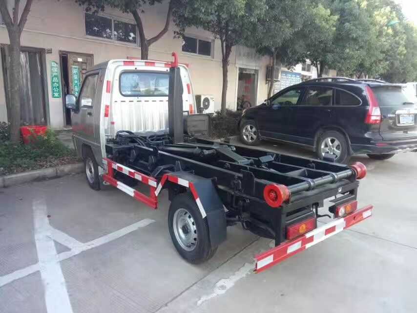 福田奴菱小型勾臂式垃圾車