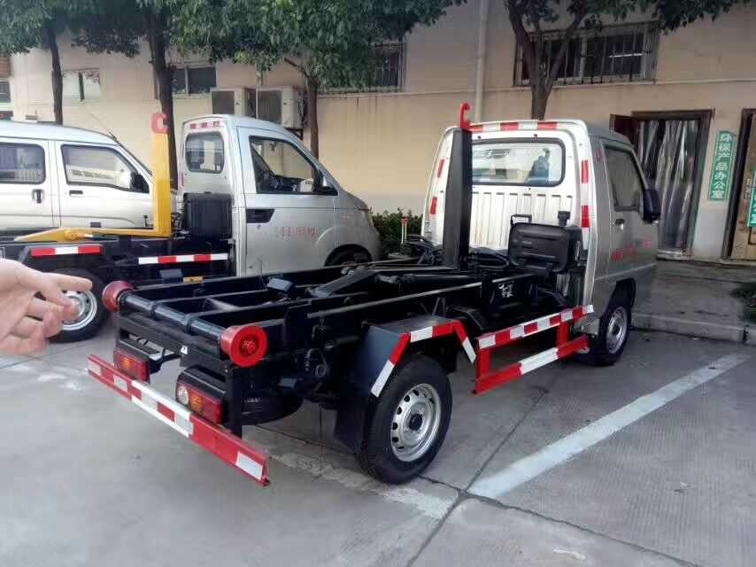 福田奴菱小型勾臂式垃圾車